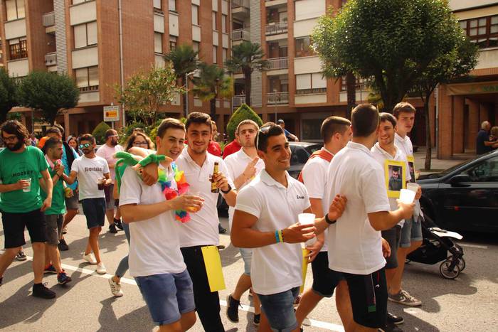 Kalean gora eta behera, kuad 50 1564506817929