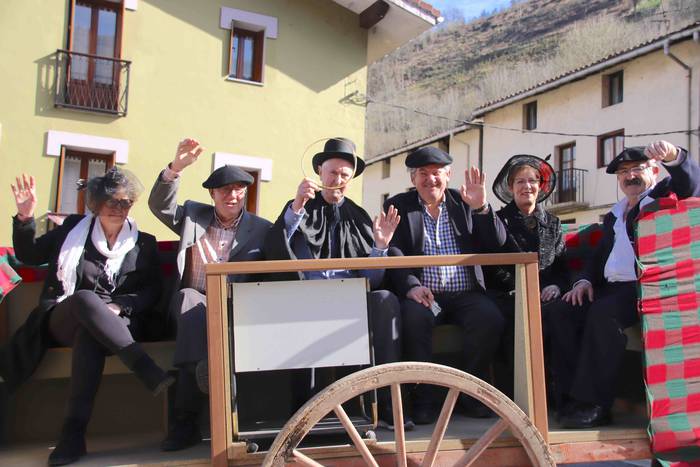 Dantzatzen duen herria 23 1581859443914