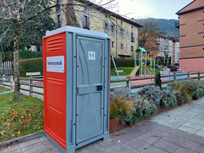 Udalak komun publikoak ezarri ditu Villabonako kaleetan