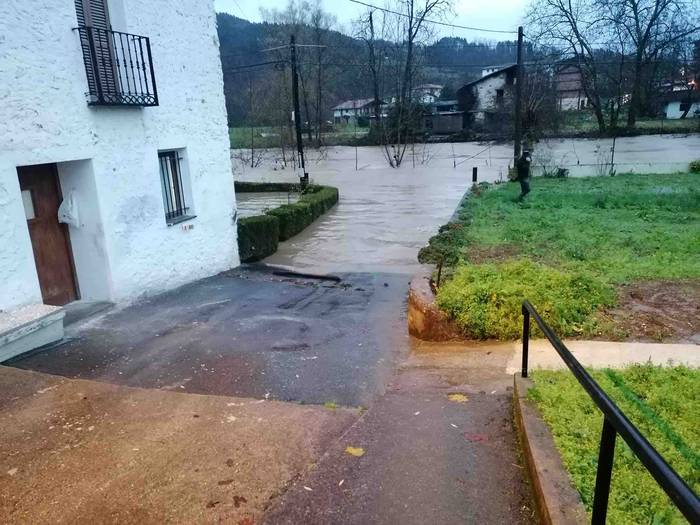 Urak eta lurrak gain hartu d 29 1639129526587