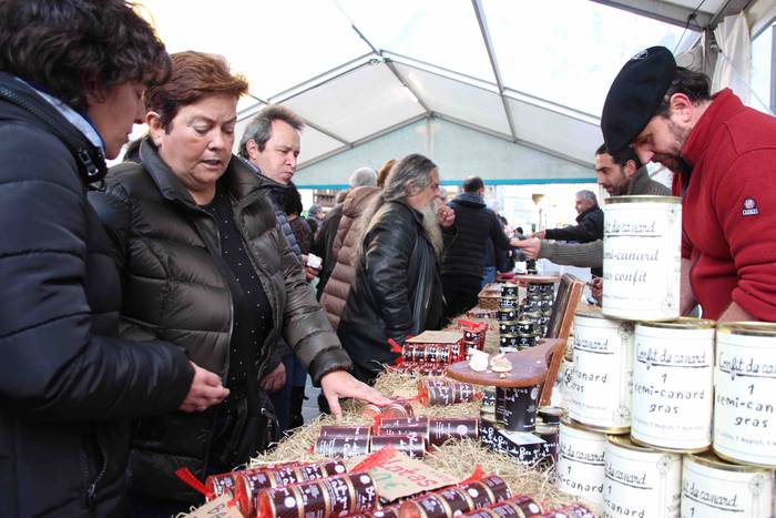 Gabonetako azokak jende asko 2 1576941742041