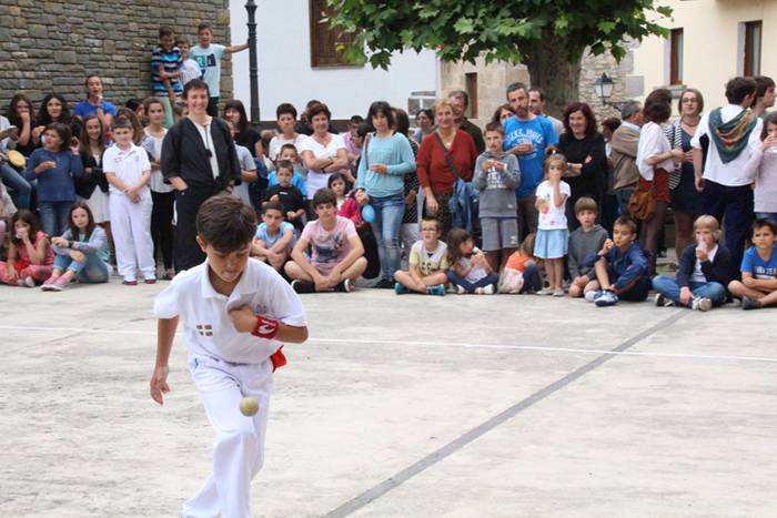 Jaietako egun handia ospatzen ari dira Asteasun 41 1467203729797