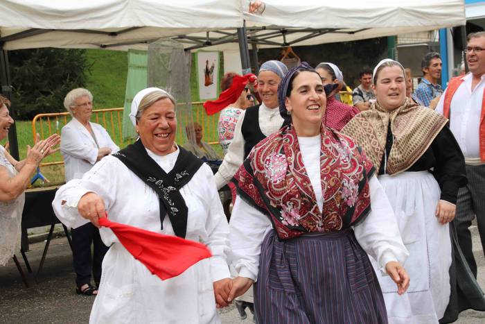 Larrain dantza egin dute Ama 37 1562505590829