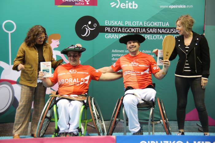 Aingeru Senperenak txapela jantzi du