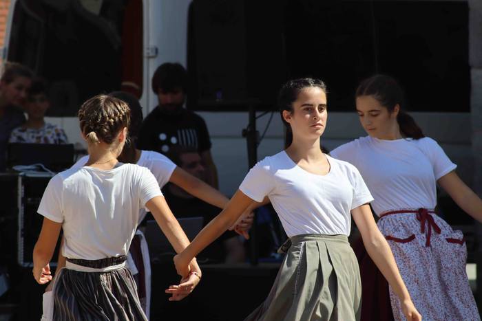 Dantzan igaro dute goiza Liz 44 1630841484569