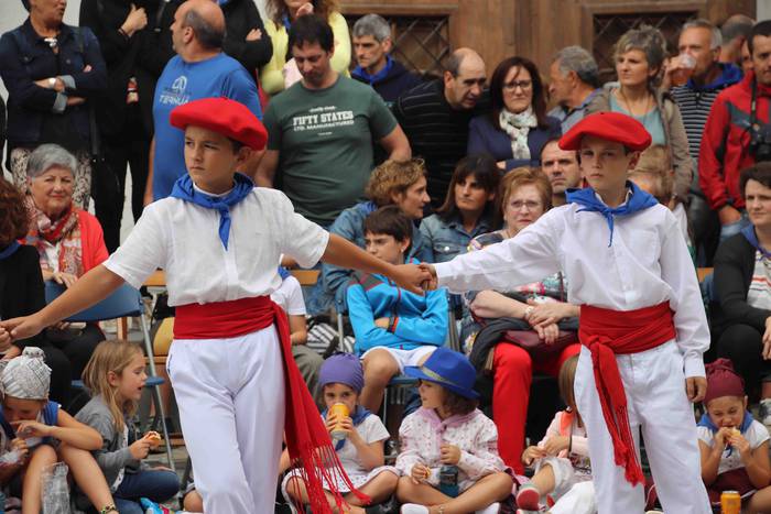 Dantzak, txistuak eta trikit 76 1565549116355