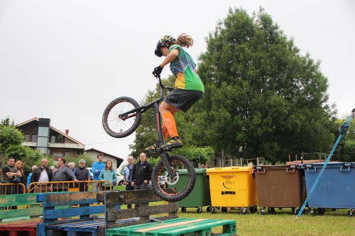 Erakustaldi batekin hasi dir 14 1496515004756