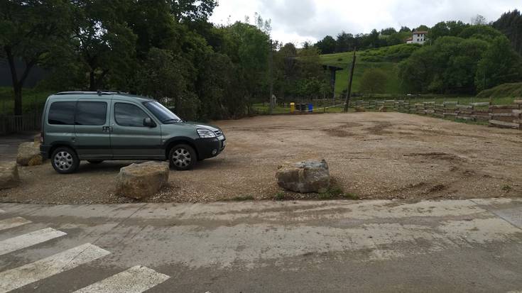 Behin behineko aparkalekuak egokitu dira Leku Eder etxea zegoen inguruan