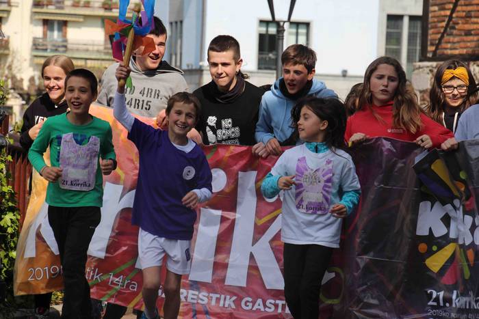 Txikienek eman diote hauspoa 2 1555155518626