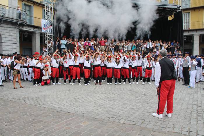 Santuek eta dantzariek poztu 165 1498313097810