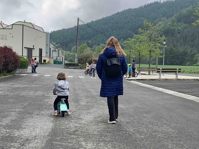 Haurrak kalera atera dira 14 1587900343767