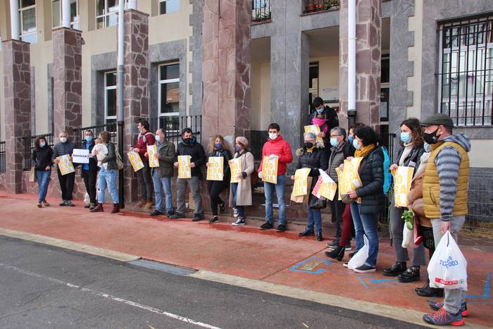 "Demokrazia" eskatuz eskuald 12 1608393018859