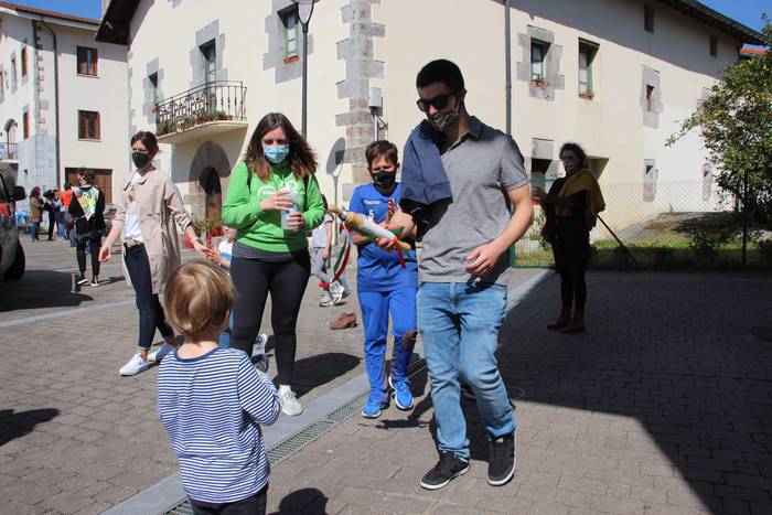 Elkartasun keinuak Adunan 7 1616942574754