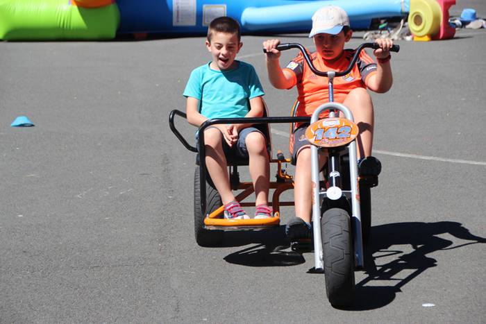 Haurrak jolasean, helduak jan eta edanean 23 1468672001056