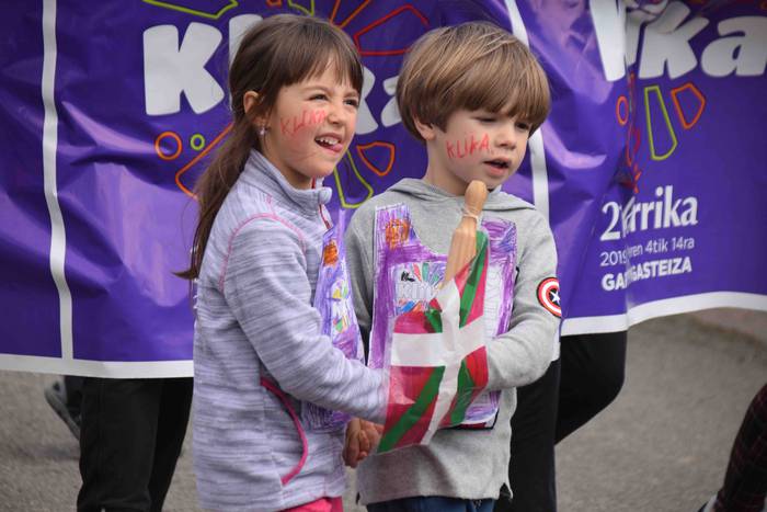 Eskuz esku ibili dute lekuko 14 1555085918916