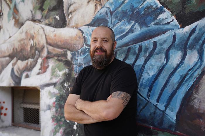 «Familia osatzeko beste modu bat da: biologikoa bezain erraza eta zaila»