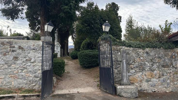 Hilerria prestatu dute Santu Guztien egunerako