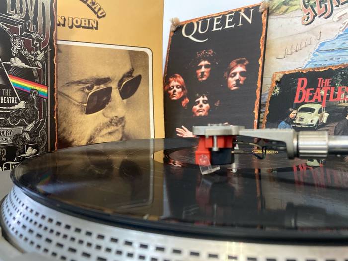 Ikuskizunak jarraitu behar du (Show must go on- Queen)