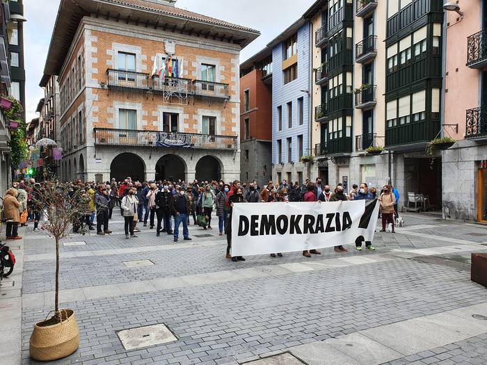 "Demokrazia" eskatuz eskuald 20 1608393022751