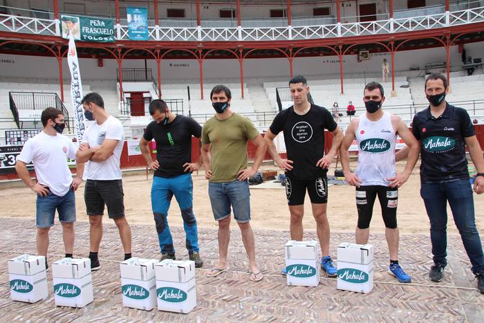 Izetatarrek jantzi dute txap 94 1624130545116