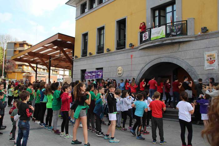 Txikienek eman diote hauspoa 37 1555155551707