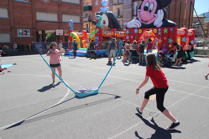 Haurrak jolasean, helduak jan eta edanean 9 1468671853540