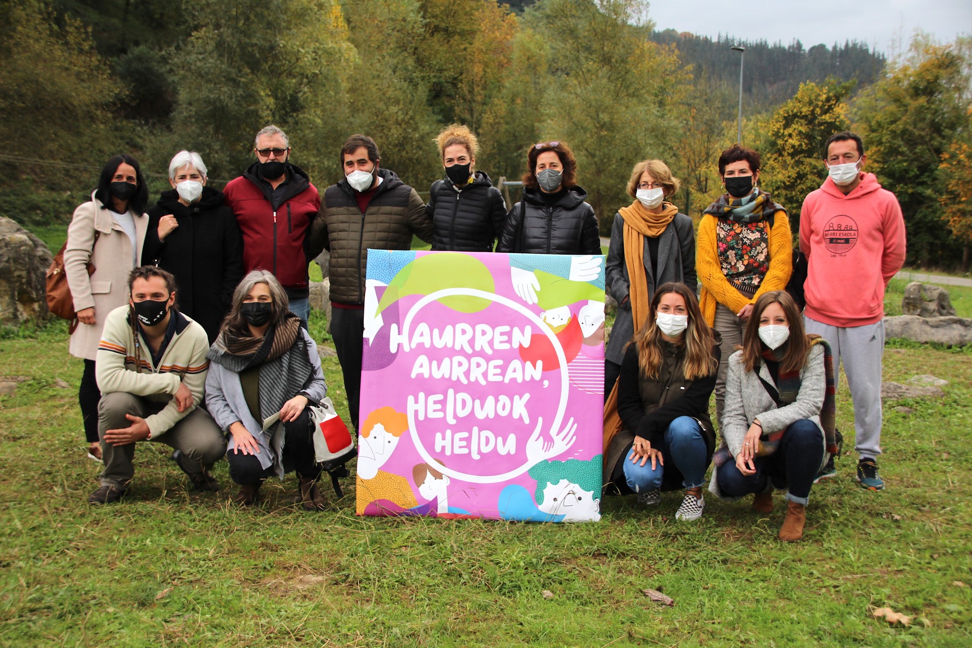 Tolosaldeko ikastetxeek bat egin dute 'Haurren aurrean, helduok heldu' ekimenarekin