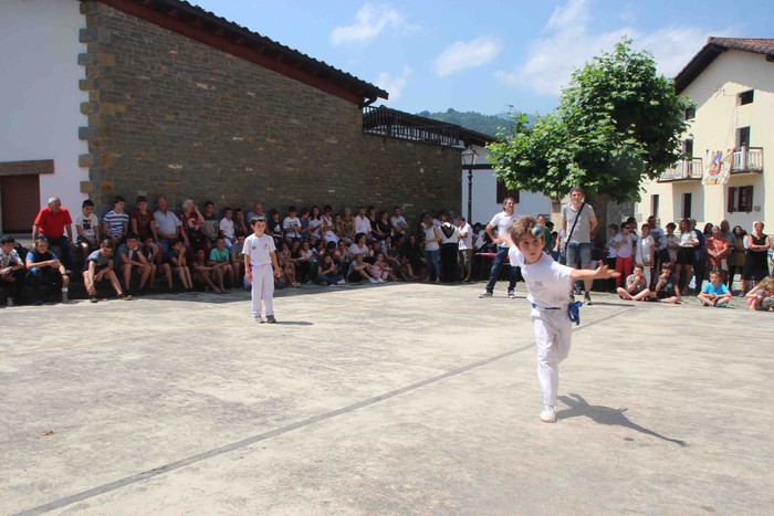 Emakumeak dantzari, lehenengo aldiz soka dantzan - 55