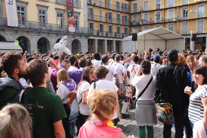 Egunari kolorea jarri diote  52 1529170090021