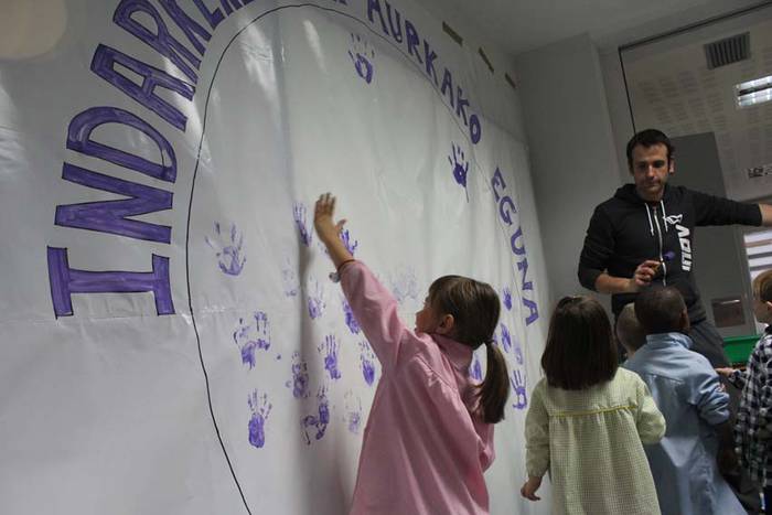 Azaroak 25 Ikaztegietako eskolan murala 8 1448454564015