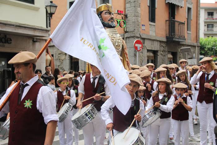 Santuek eta dantzariek poztu 131 1498312913517