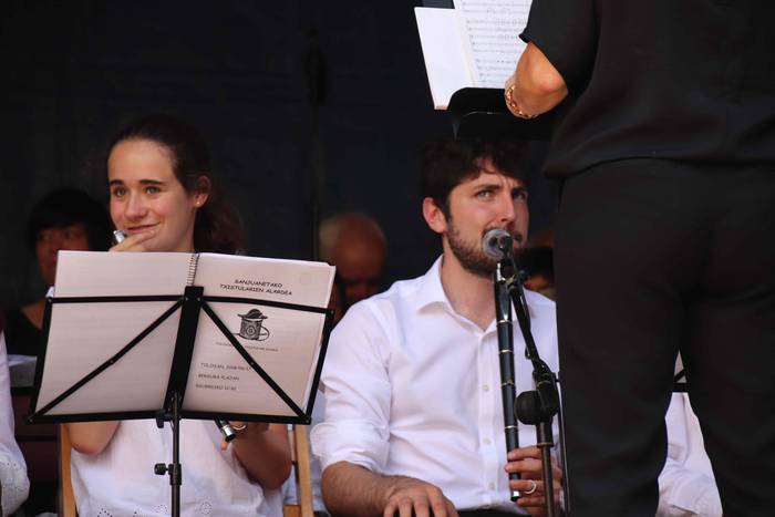 Musikak eta dantzak jantzi d 29 1531659079420