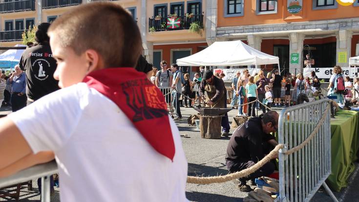 Burdinaren bueltan egin dute azoka