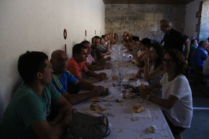 Helduak mahaiaren bueltan, e 2 1502640587104