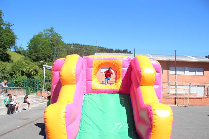 Haurrak jolasean, helduak jan eta edanean 7 1468671832804