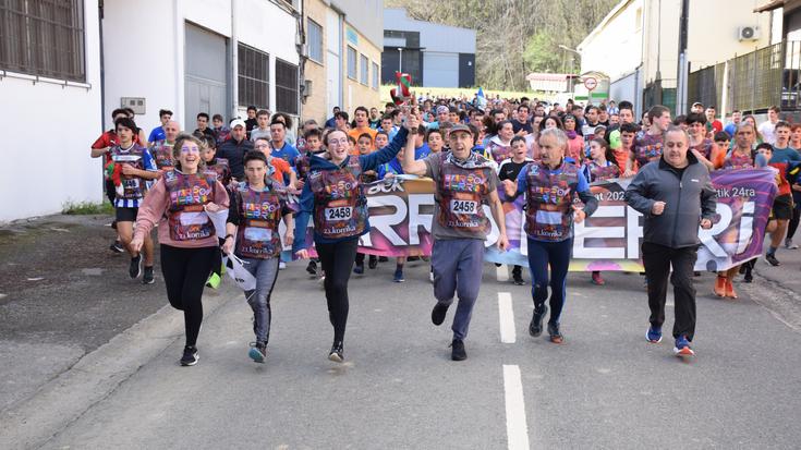 Korrikari harrera egiteko ekitaldiak antolatu dituzte Adunan