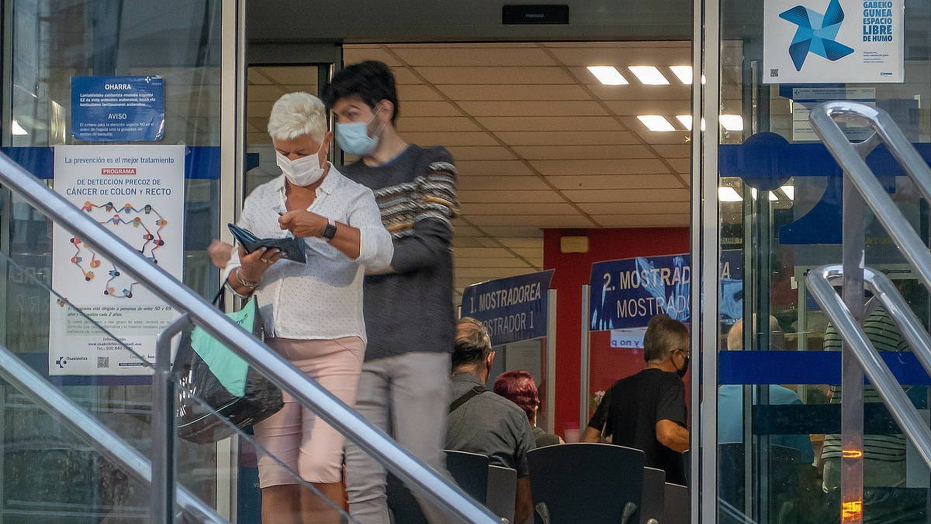 Espainiako Ministroen Kontseiluak onespena eman dio osasun zentroetan maskara erabiltzeko betebeharra kentzeari