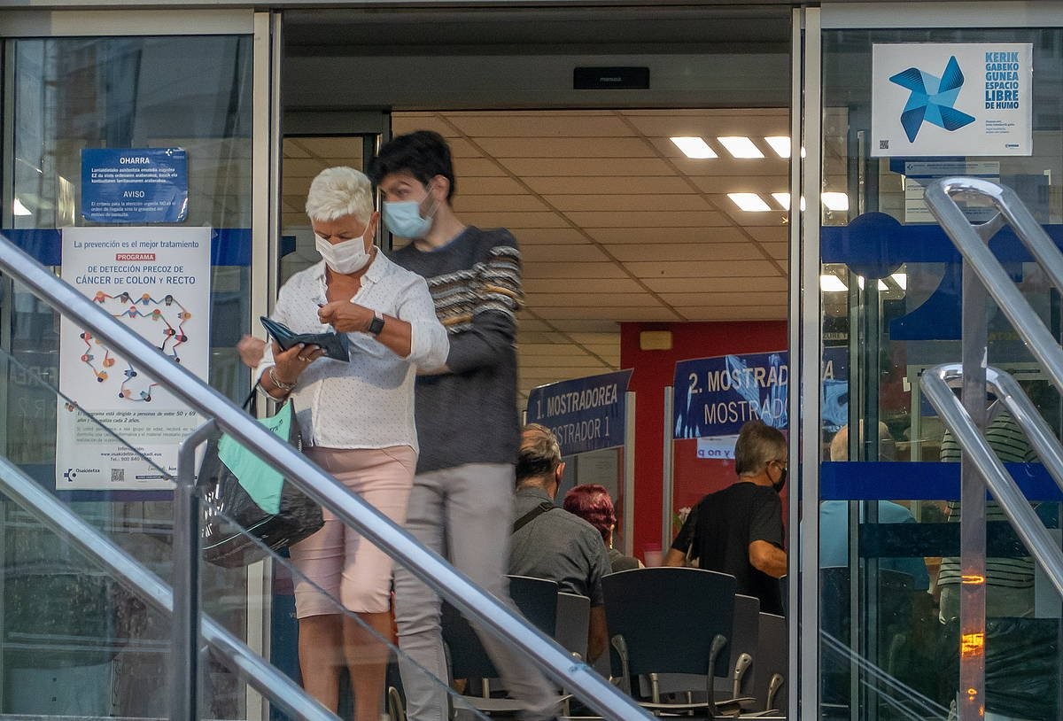 Espainiako Ministroen Kontseiluak onespena eman dio osasun zentroetan maskara erabiltzeko betebeharra kentzeari