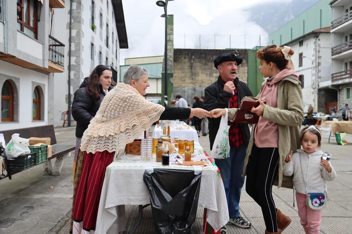 Dagoeneko eman daiteke izena Amezketako azokan