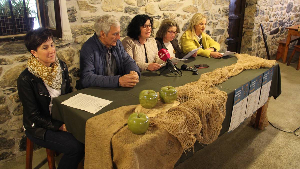 Txotx eginez aurkeztu dute Aiztondoko antzerkialdia