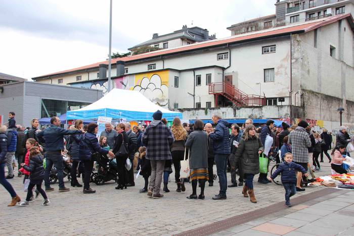 Gabonetako azokak jende asko 20 1576941754814