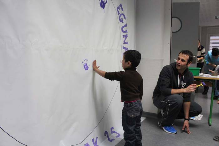 Azaroak 25 Ikaztegietako eskolan murala 2 1448454562208