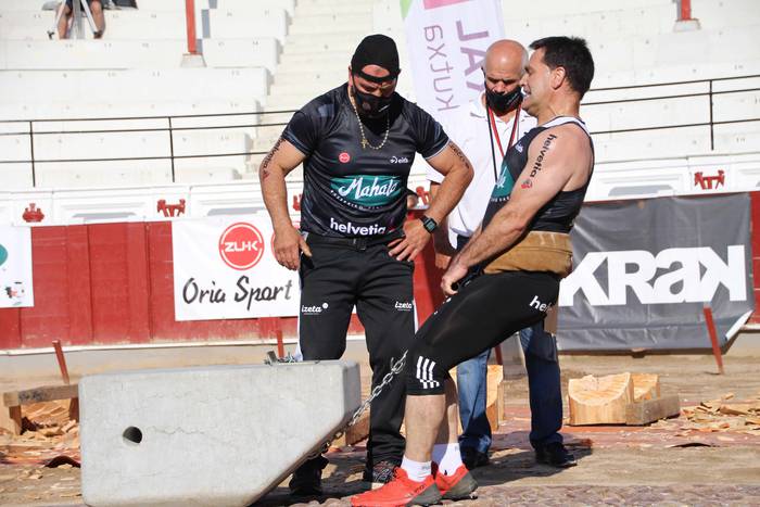 Izetatarrek jantzi dute txap 56 1624130531403