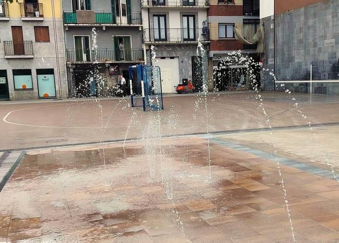 Ur parkea zabaldu dute Erreboteko plazan
