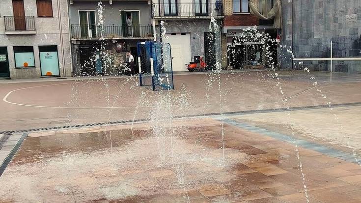 Ur parkea zabaldu dute Erreboteko plazan