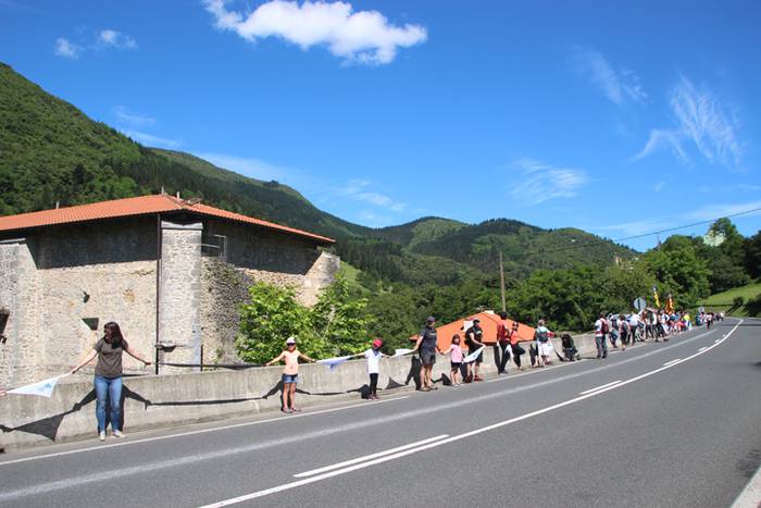 Eskuak batuta, desio bakarre 45 1528640800540