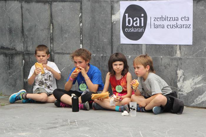 Ikaztegietako Eskola Txikiak Festa 79 1465744485025