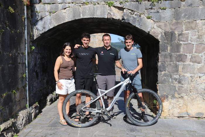 Gora eta behera, korrika eta bizikletaz