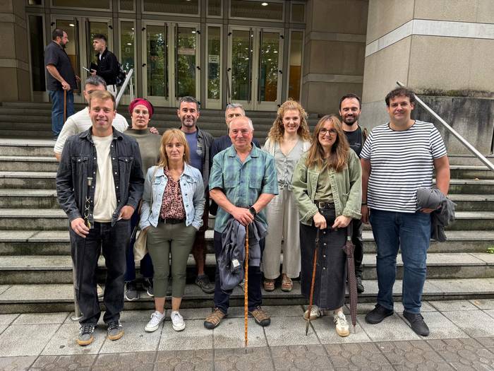 Berrehundik gora alkate eta udal ordezkari batu dira gaur Bilbon, EAEko udal legearen kontrako epaiak salatzeko