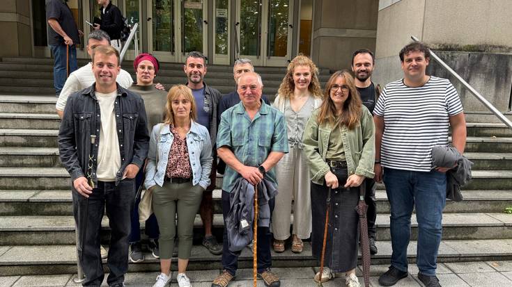 Berrehundik gora alkate eta udal ordezkari batu dira gaur Bilbon, EAEko udal legearen kontrako epaiak salatzeko